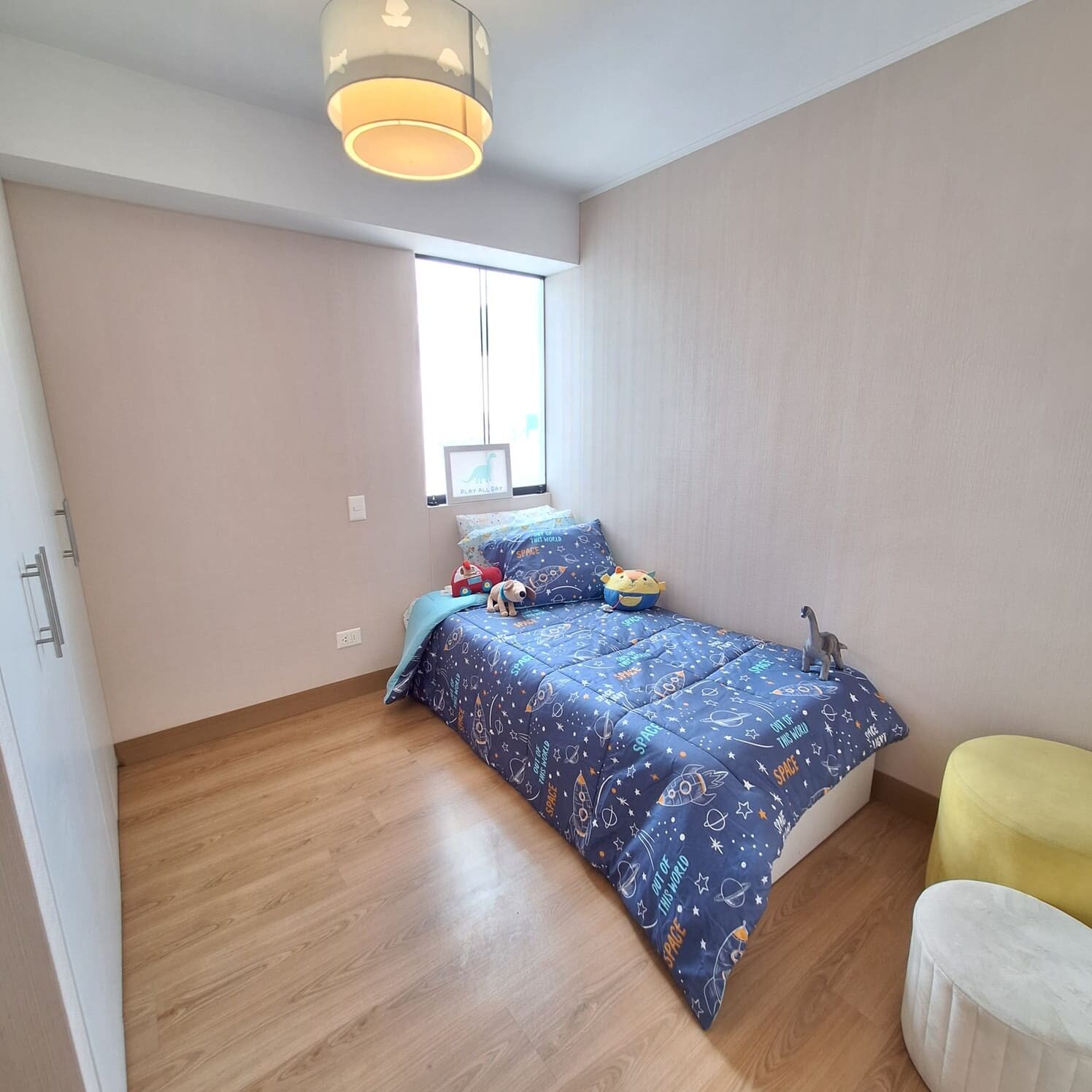 Dormitorio secundario con clóset